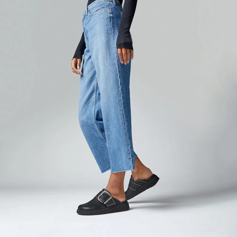 FitFlop x Song Hye Kyo <br>GEN-FF Maxi-Buckle Contrast-Stitch Leather Mules